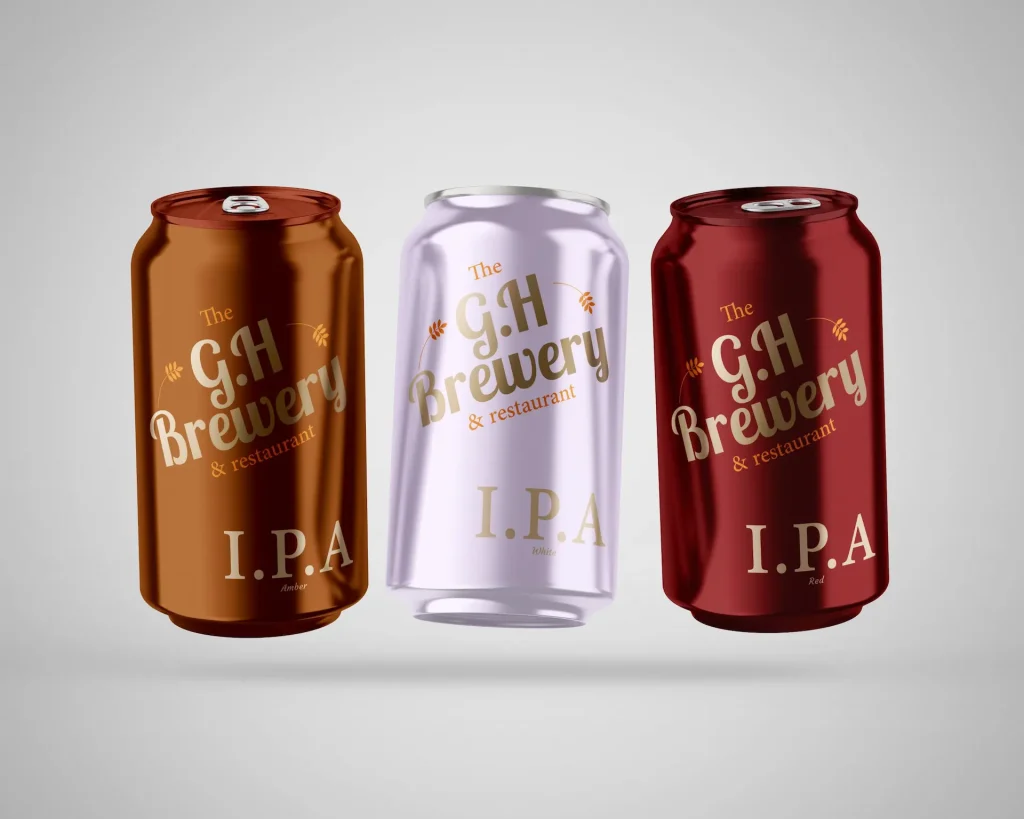 Trois canettes de bières "G.H Brewery", l'une est dans les tons marron, l'autre est blanche et la troisième est rouge, toutes trois sont très brillantes.