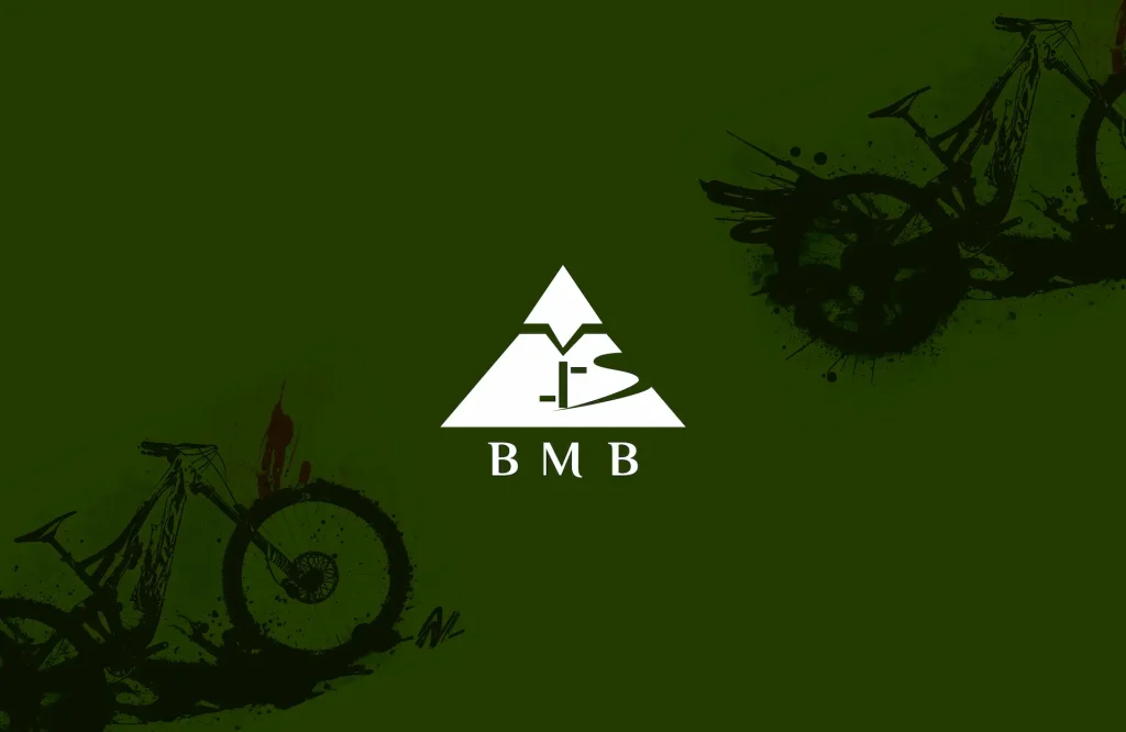 Logo blanc "Bespoke Mountain Bike" sur fond vert, l'on peut voir également deux VTT en ombres noires en fond
