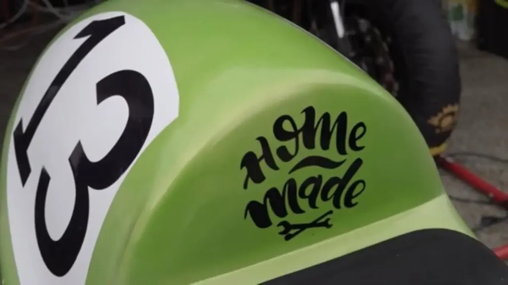 Un autocollant écrit "Home made" réalisé pour le coller sur une moto de course