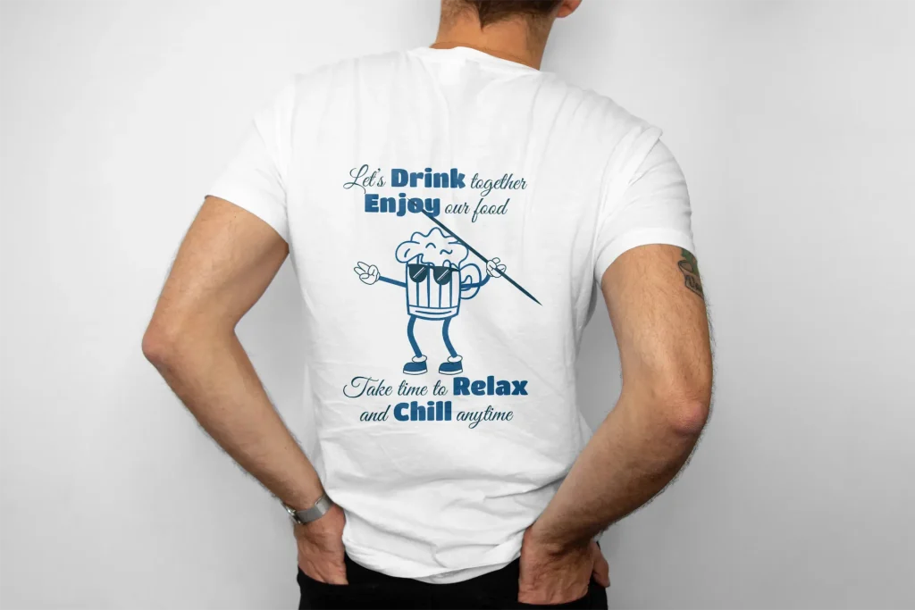 Dos d'un Tshirt, porté par un homme, représentant une biere avec des lunettes de soleil, pieds et bras, et tenant dans sa main un javelot, avec le texte " Let's drink together, enjoy our food, take time to relax and chill anytime. "