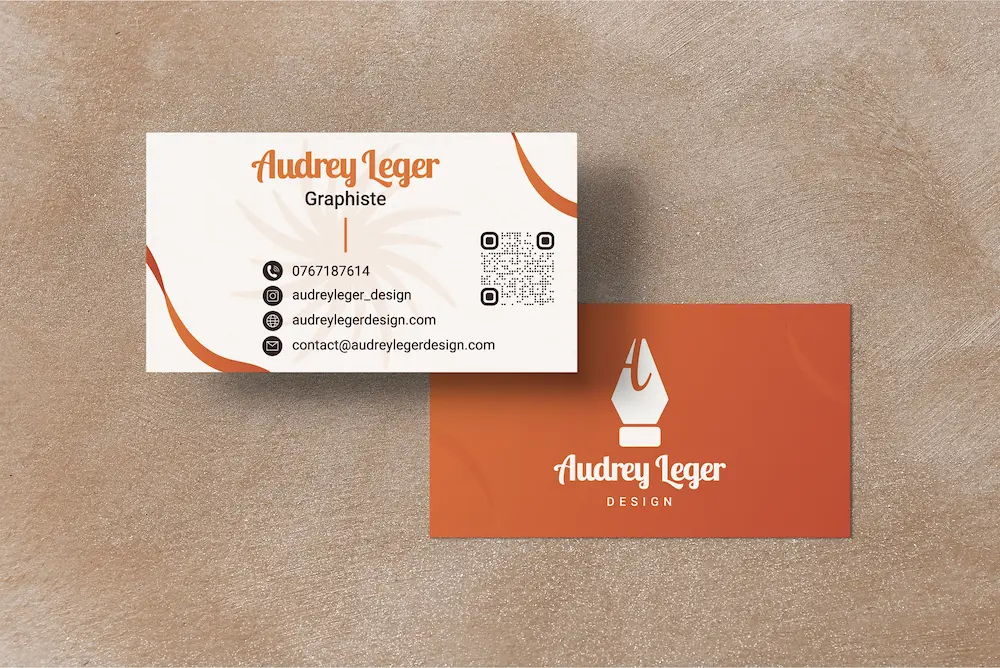 Cartes de visite Recto et Verso de Audrey leger Design, représentant d'un coté son logo sur fond orangé, et de l'autre ses coortonnées.